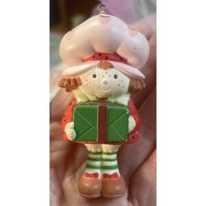 VTG 1983 Strawberry Shortcake with Green Wrapped Present Christmas Ornament AGC